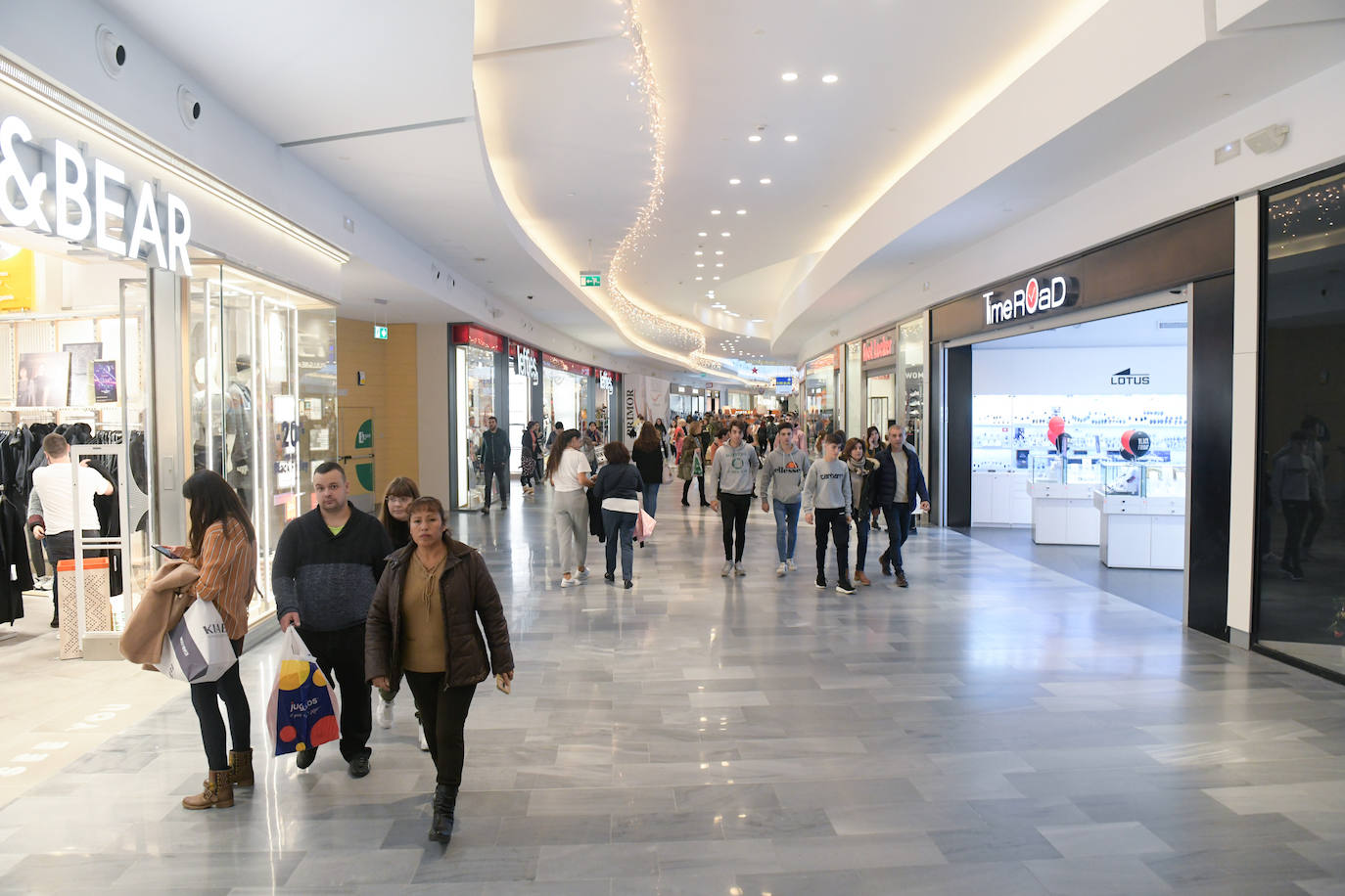 Miles de vallisoletanos han aprovechado hoy la jornada de descuentos del 'Black Friday' para hacer sus compras. 