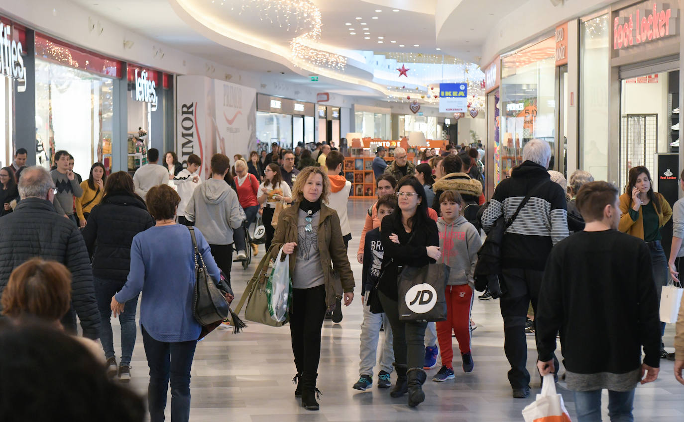 Miles de vallisoletanos han aprovechado hoy la jornada de descuentos del 'Black Friday' para hacer sus compras. 