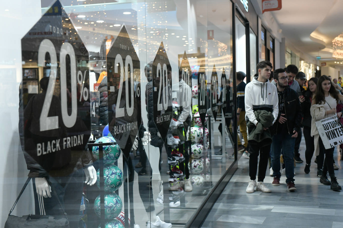 Miles de vallisoletanos han aprovechado hoy la jornada de descuentos del 'Black Friday' para hacer sus compras. 