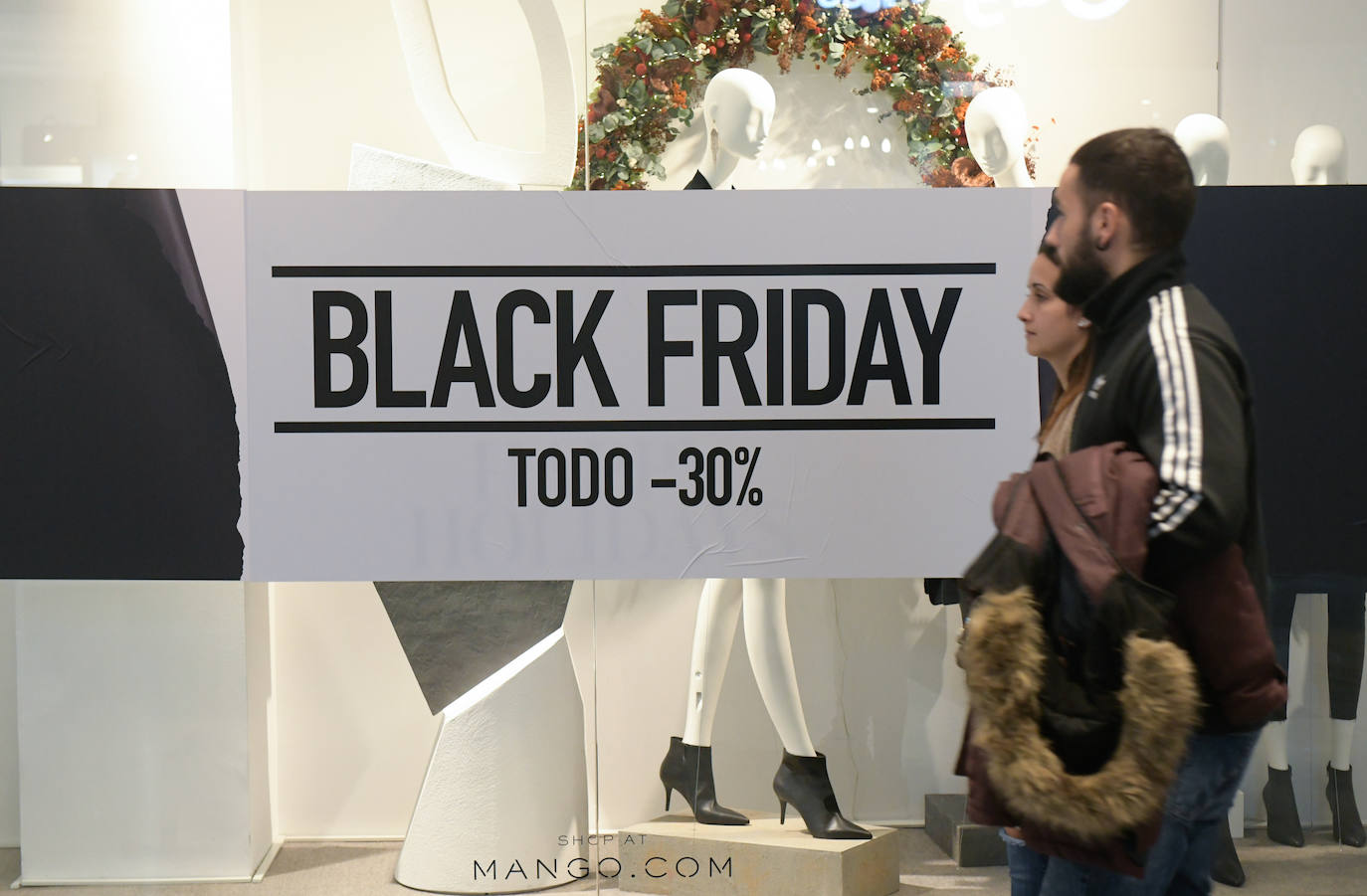 Miles de vallisoletanos han aprovechado hoy la jornada de descuentos del 'Black Friday' para hacer sus compras. 