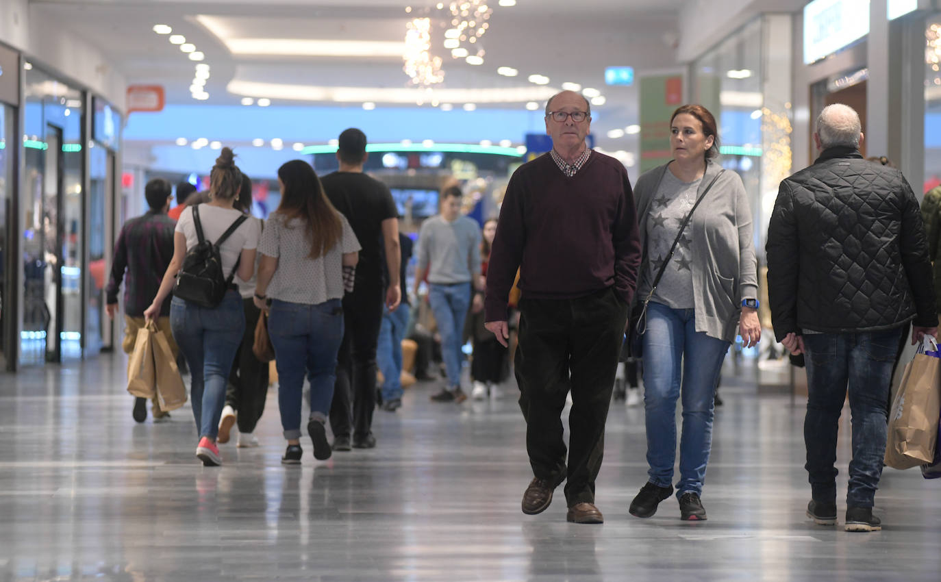 Miles de vallisoletanos han aprovechado hoy la jornada de descuentos del 'Black Friday' para hacer sus compras. 