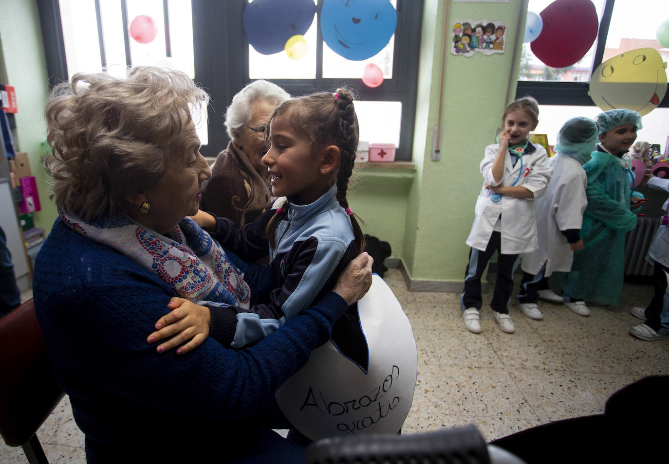 Los alumnos del colegio Amor de Dios de Valladolid convierten por un día su colegio en hospital para pasar consulta a sus abuelos.