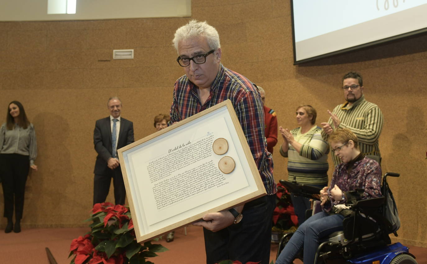 El humorista Leo Harlem, con el premio solidario que le ha entregado la Fundación Personas en Valladolid.