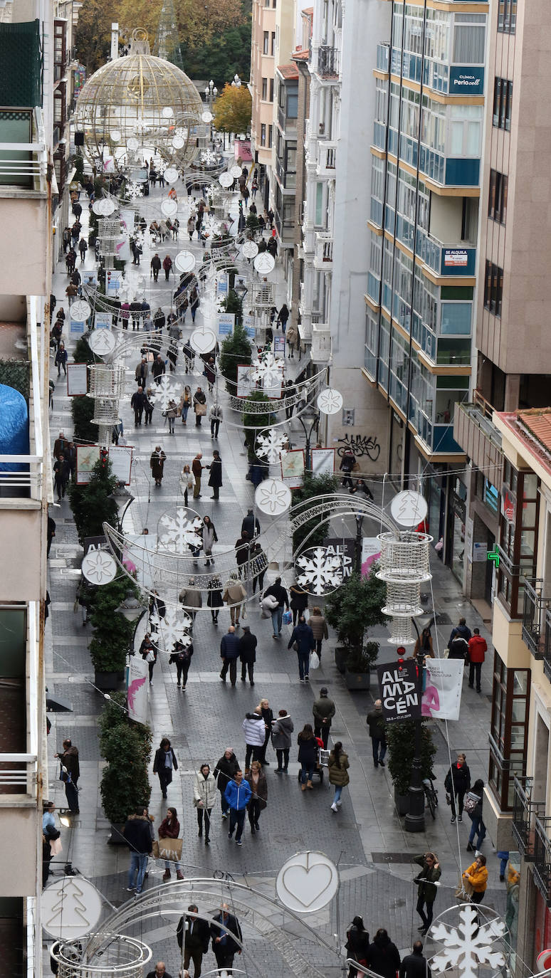 La calle Santiago de Valladolid en el día de compras del 'Black Friday'.