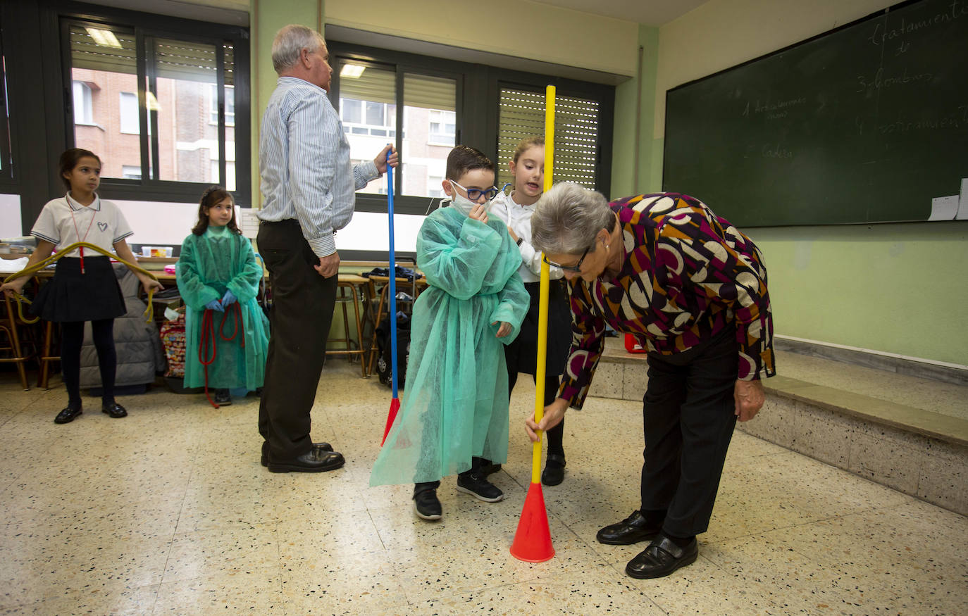 Los alumnos de primaria del colegio Amor de Dios han montado una gran consulta para sus abuelos en la que han defendido de manera práctica 'Más movimiento, menos medicamento', un programa para fomentar hábitos saludables, conocer el cuerpo humano y recurrir al cariño en forma de 'abrazoterapia'