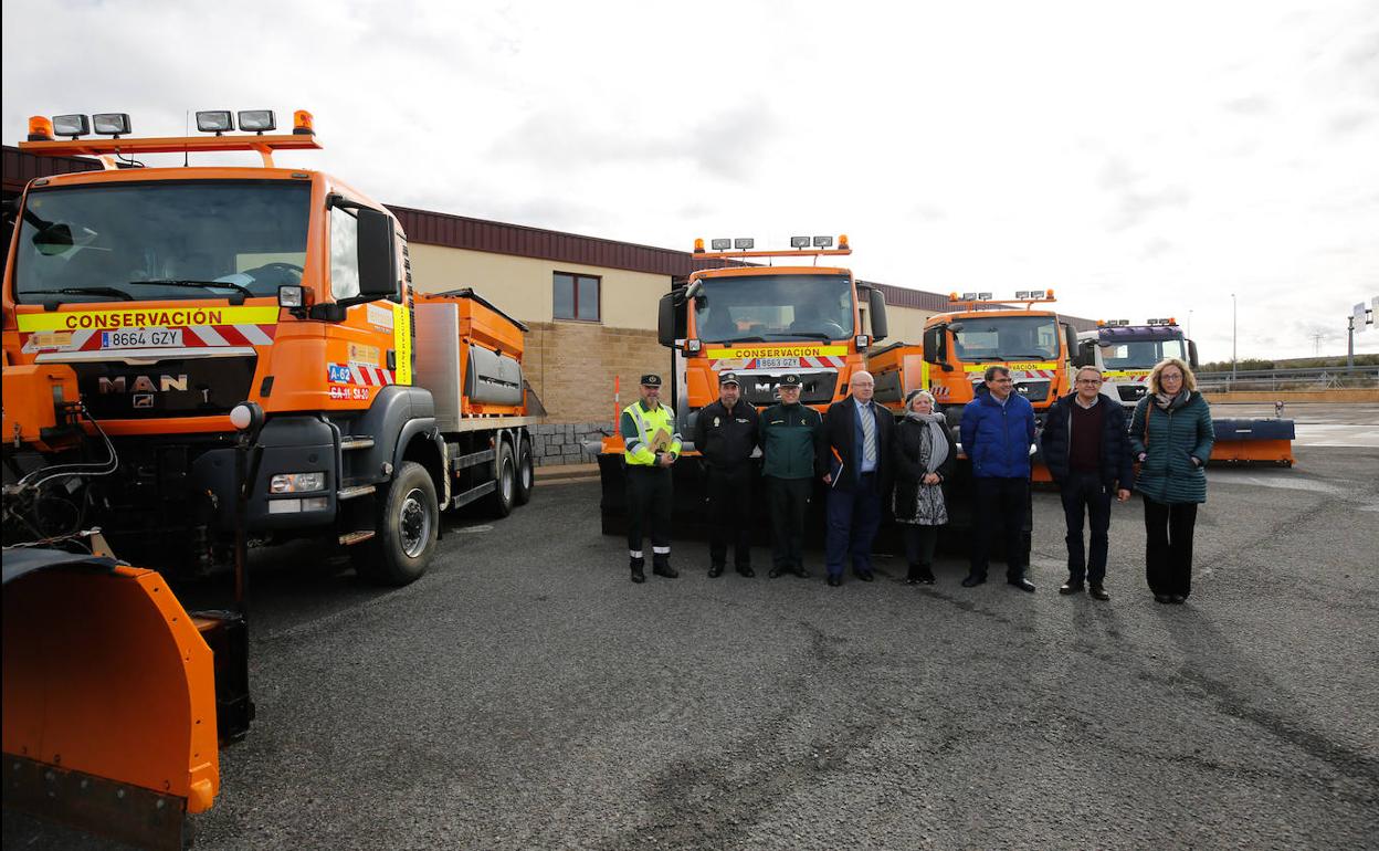 Responsables de la coordinación del protocolo, junto a algunos de los quitanieves.