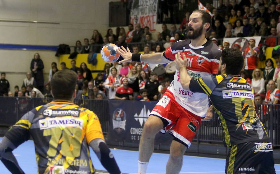 Fotos: Derrota del Balonmano Nava ante el Puente Genil (24-25) en un disputado partido