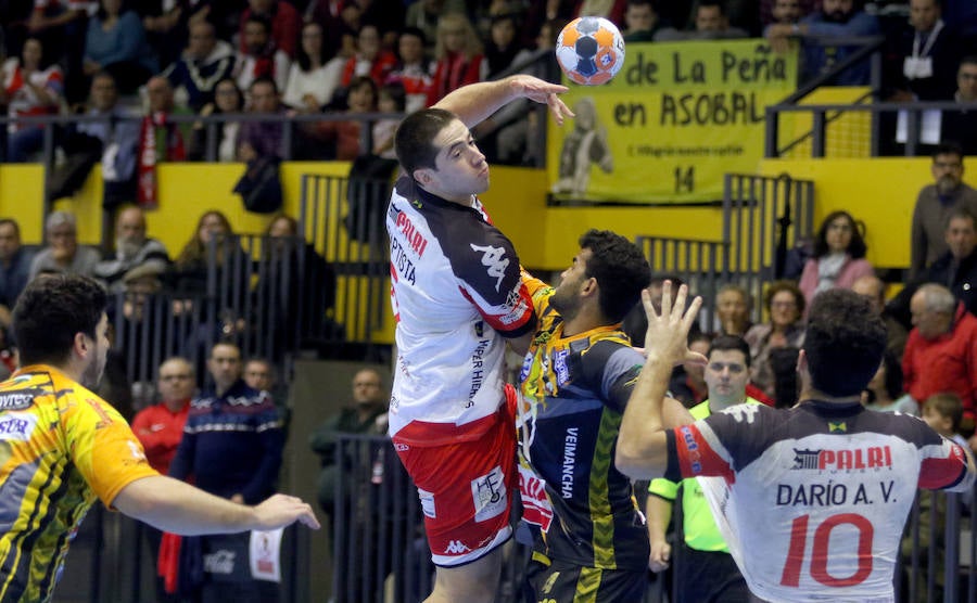 Fotos: Derrota del Balonmano Nava ante el Puente Genil (24-25) en un disputado partido