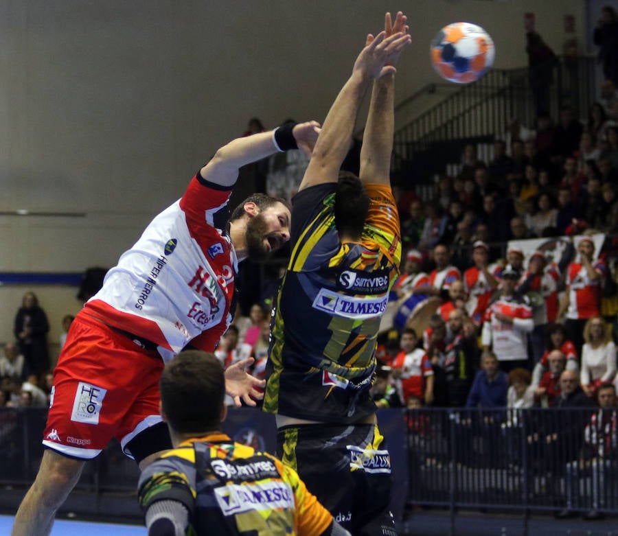 Fotos: Derrota del Balonmano Nava ante el Puente Genil (24-25) en un disputado partido