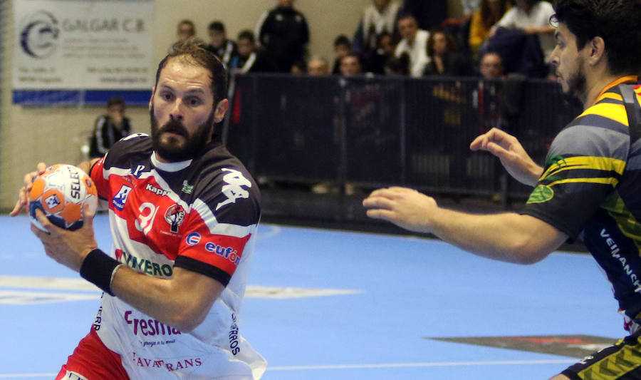 Fotos: Derrota del Balonmano Nava ante el Puente Genil (24-25) en un disputado partido