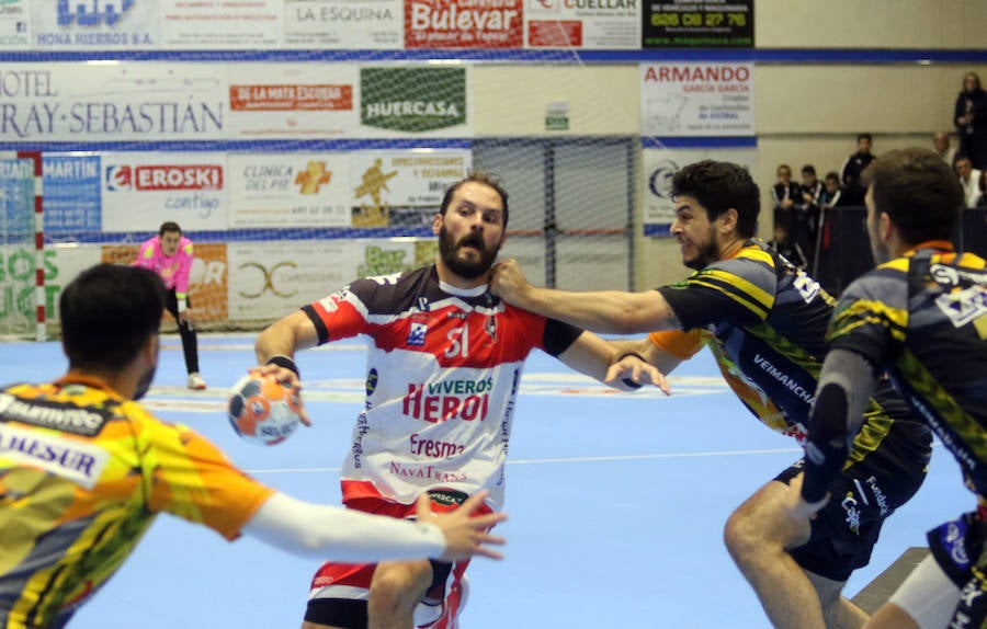 Fotos: Derrota del Balonmano Nava ante el Puente Genil (24-25) en un disputado partido