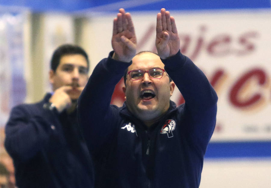 Fotos: Derrota del Balonmano Nava ante el Puente Genil (24-25) en un disputado partido