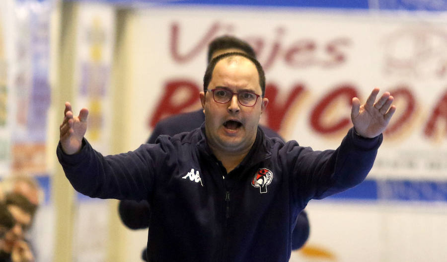 Fotos: Derrota del Balonmano Nava ante el Puente Genil (24-25) en un disputado partido