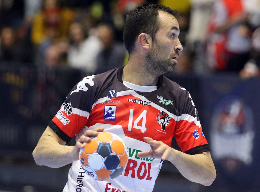 Fotos: Derrota del Balonmano Nava ante el Puente Genil (24-25) en un disputado partido