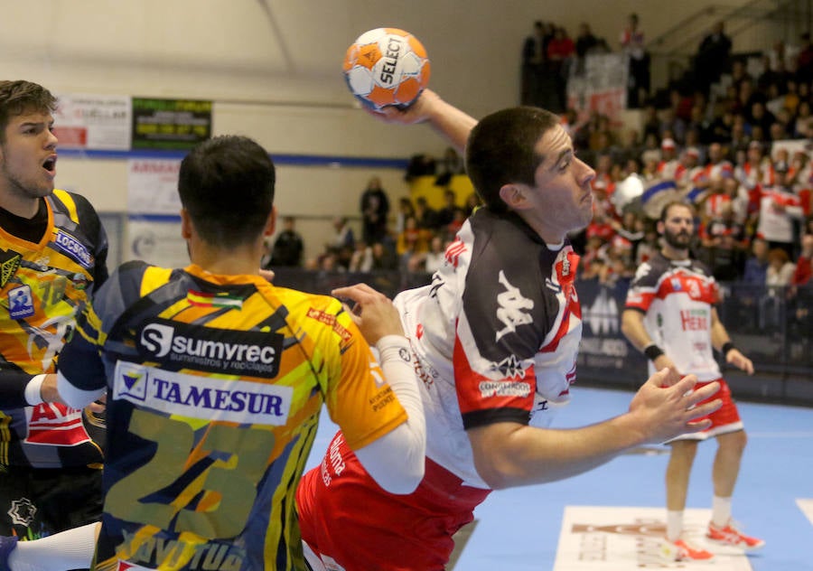 Fotos: Derrota del Balonmano Nava ante el Puente Genil (24-25) en un disputado partido