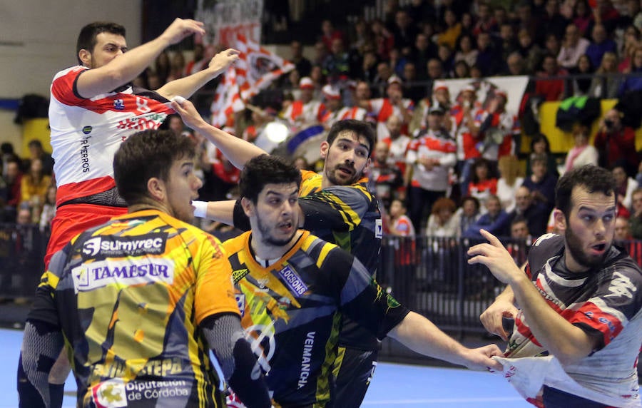 Fotos: Derrota del Balonmano Nava ante el Puente Genil (24-25) en un disputado partido