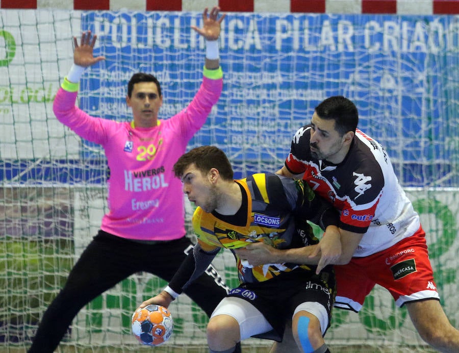 Fotos: Derrota del Balonmano Nava ante el Puente Genil (24-25) en un disputado partido