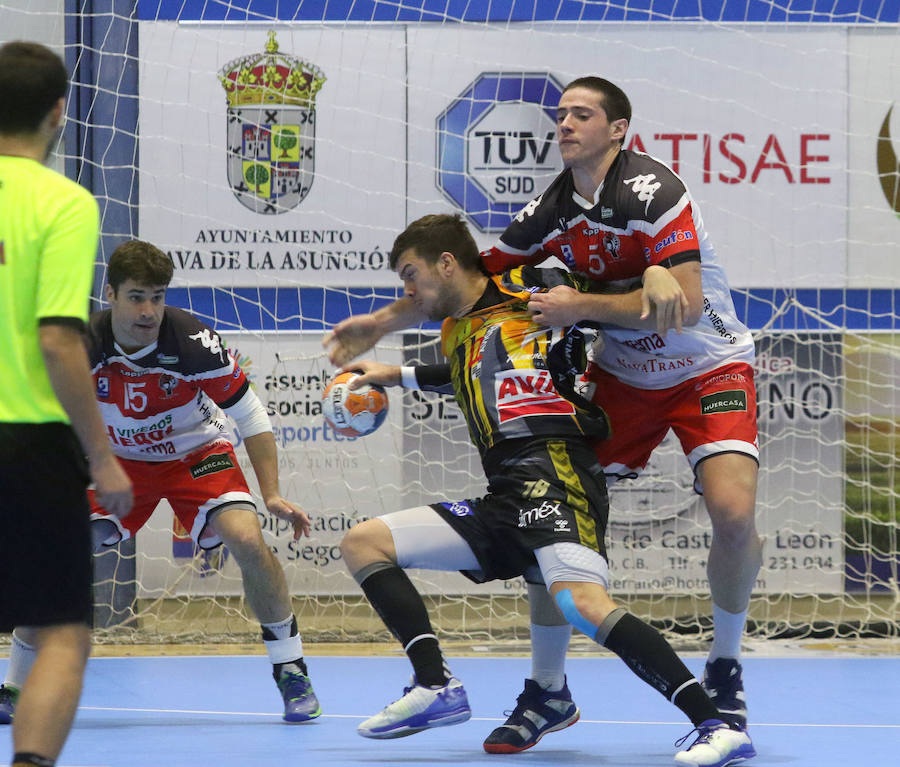 Fotos: Derrota del Balonmano Nava ante el Puente Genil (24-25) en un disputado partido