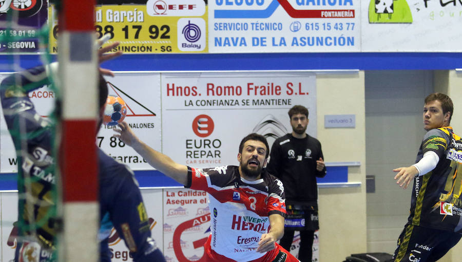 Fotos: Derrota del Balonmano Nava ante el Puente Genil (24-25) en un disputado partido