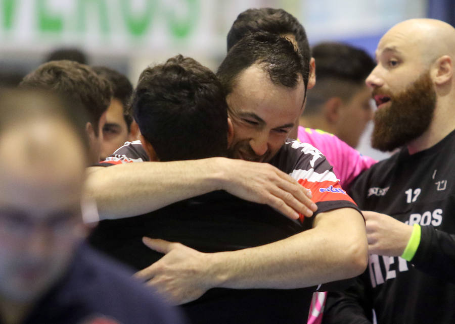 Fotos: Derrota del Balonmano Nava ante el Puente Genil (24-25)