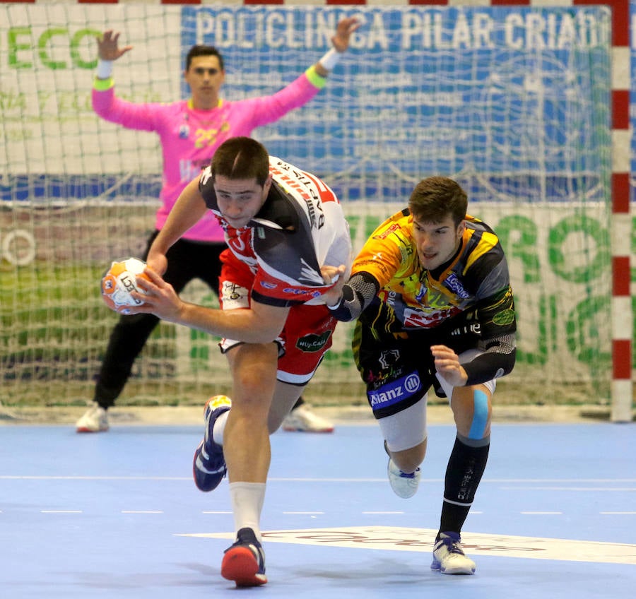 Fotos: Derrota del Balonmano Nava ante el Puente Genil (24-25)