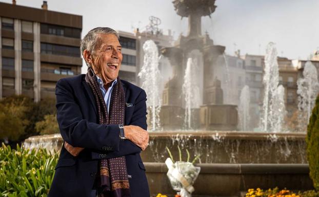 Junto a la fuente de las Batallas, en Granada.