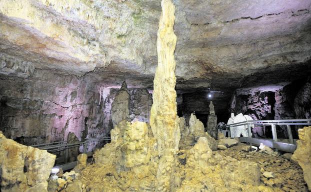 Interior de la cueva de los Franceses. 