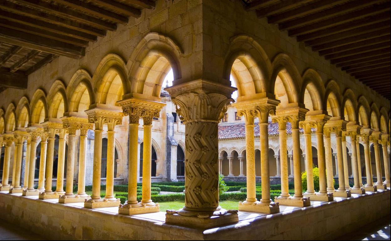 Claustro del monasterio de San Andrés de Arroyo. 