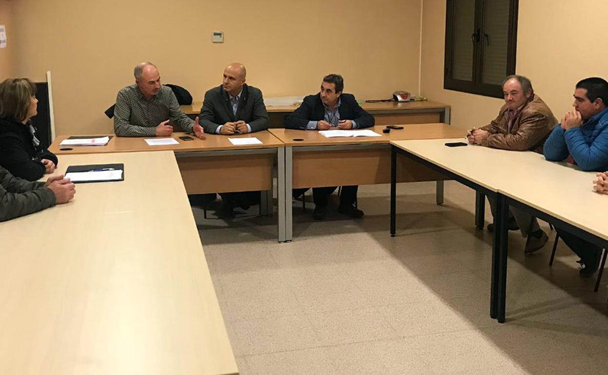 Reunión mantenida por responsables de la Junta con miembros de la Corporación de Gomezserracín y regantes. 