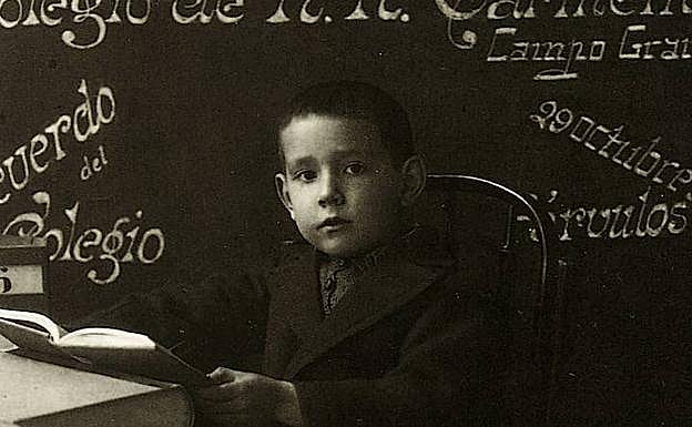 Lindante con el Campo Grande, muy cerca de la casa donde nació, estaba el primer colegio (en la fotografía), de monjas carmelitas, en el que aprendió las primeras letras Miguel Delibes. 