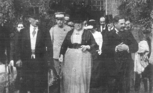 El bisabuelo de Francisco, Arturo Ortega Romo, con sombrero de copa, junto a 'La Chata'.