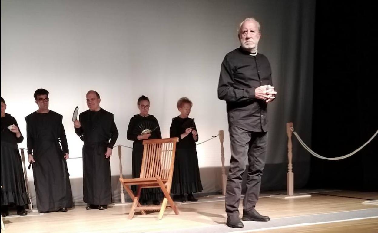 Parte del grupo de actores de Bambalinas, en una de las representaciones de 'La Casa de Bernarda Alba'.