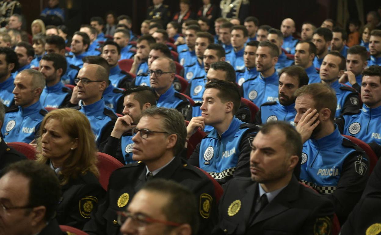 Nuevos agentes de la Policía Municipal, durante la gala celebrada este domingo en el Teatro Calderón.