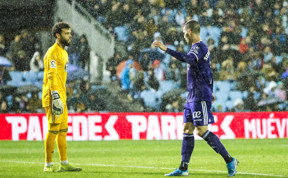 Un solitario Guardiola se acerca a las proximidades de Sergio Álvarez, portero del Celta. 