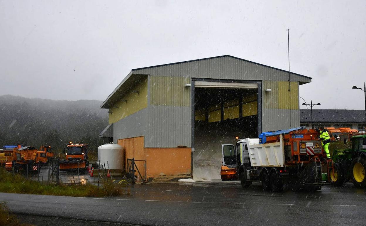La nieve ha hecho acto de presencia en el entorno de El Espinar este domingo por la mañana. 