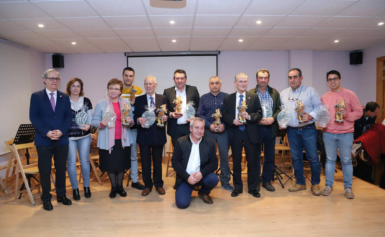 Foto de familia de los premiados por CGB Informática y el Ayuntamiento de San Cristóbal de Entreviñas.