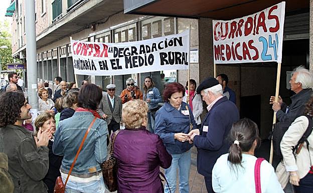 Manifestación ante la gerencia sanitaria de Segovia en 2012 para pedir que no se cierren las urgencias médicas en el medio rural. 
