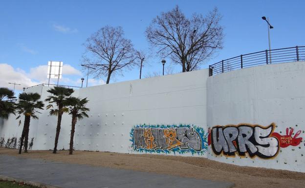 Dos enormes grafitis decoran el rocódromo habilitado en el lateral del parque Bolaños, del lado del puente de Juan de Austria.