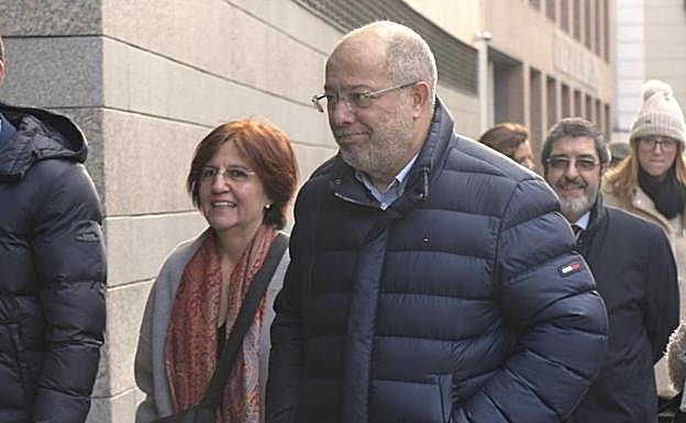Francisco Igea, acompañado de su esposa, Magdalena González, y seguido por Manuel Mitadiel y otros cargos del partido, este lunes a su entrada en el Juzgado de Instrucción número 5 de Valladolid. 