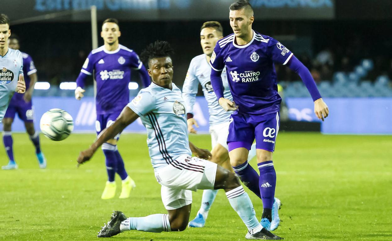 Sergi Guardiola pelea el balón con Aidoo, del Celta de Vigo. 