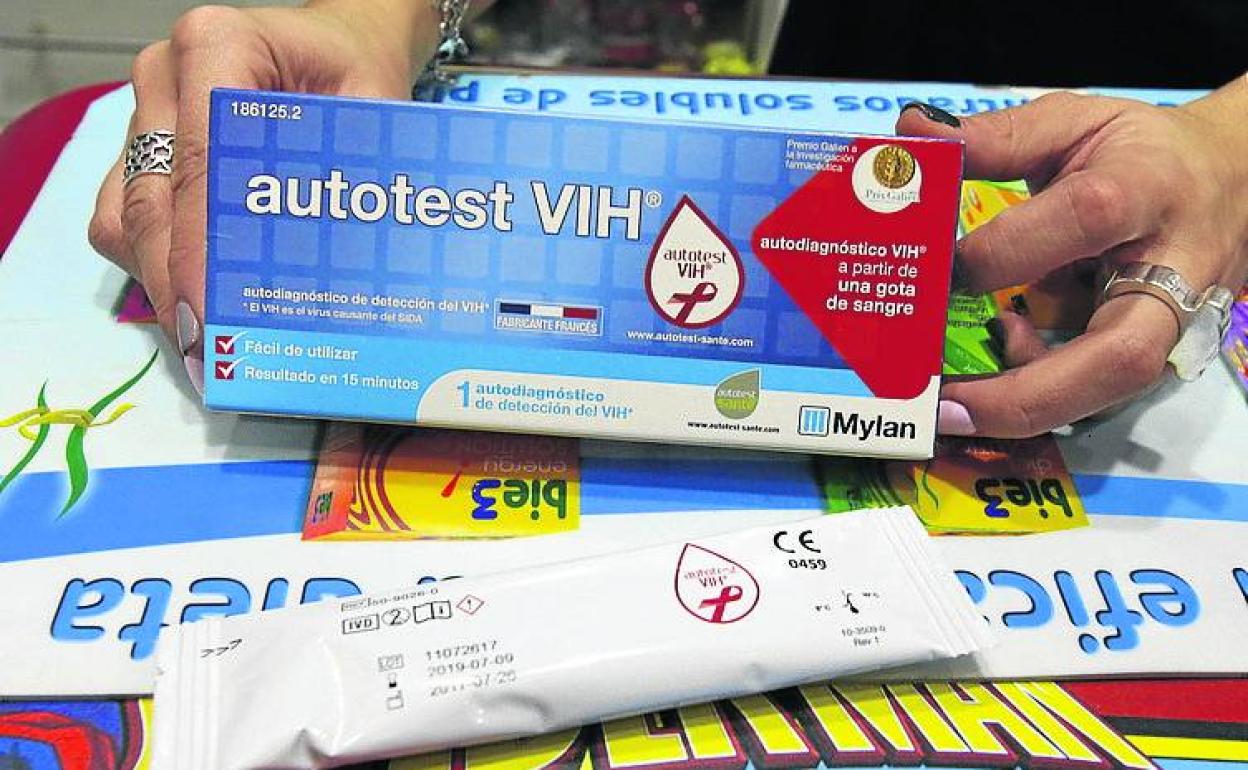 Una farmacéutica enseña la caja del test del VIH. 