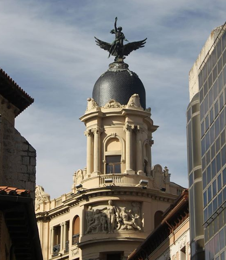 Vista de la linterna, el emblema y el relieve principal.