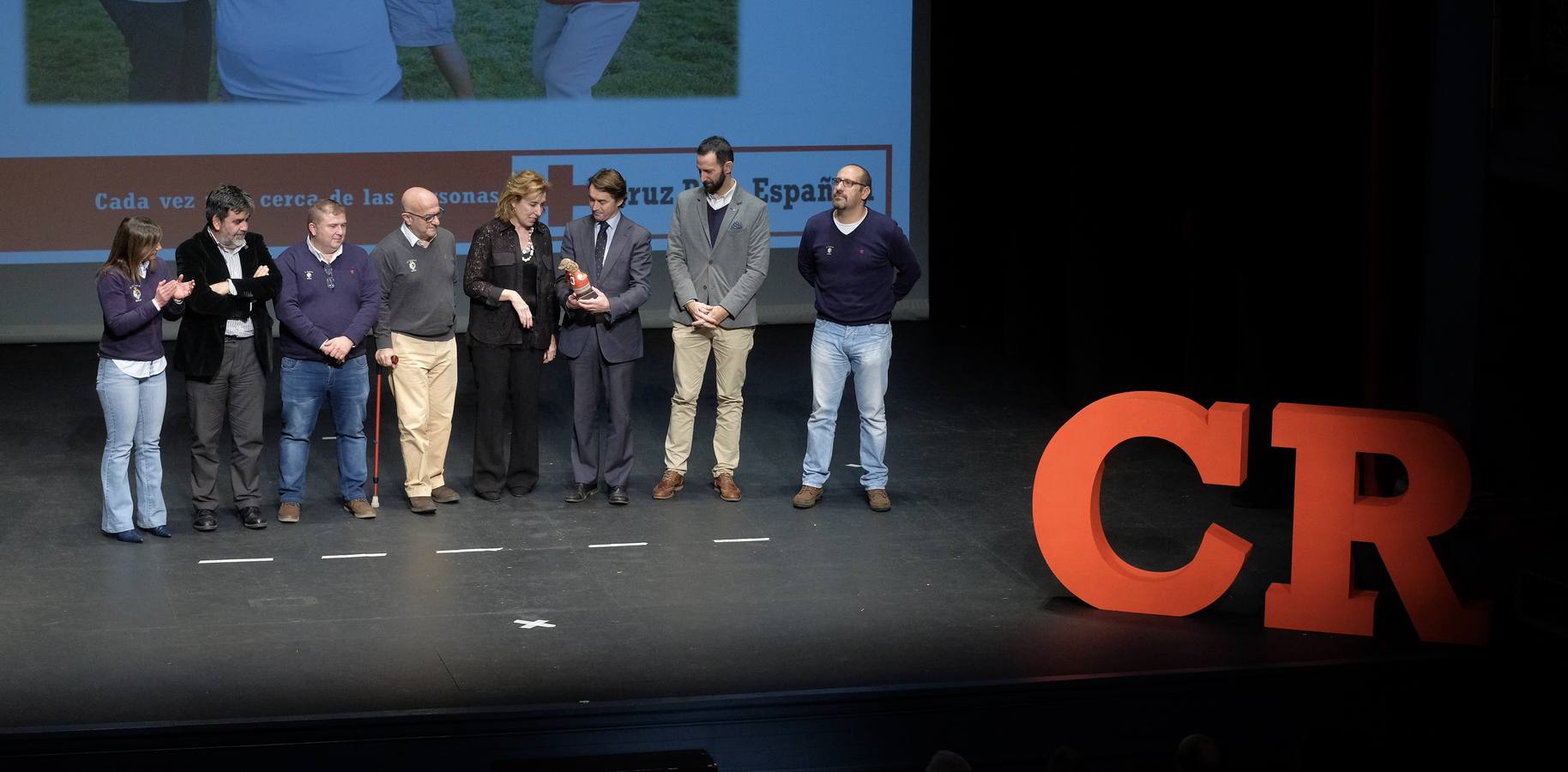 La ONG reconoce la labor de sus 3.100 voluntarios en la provincia de Valladolid | Cuarenta de ellos recibieron una distinción en una gala en el Teatro Zorrilla donde también se premió al Club de Rugby El Salvador