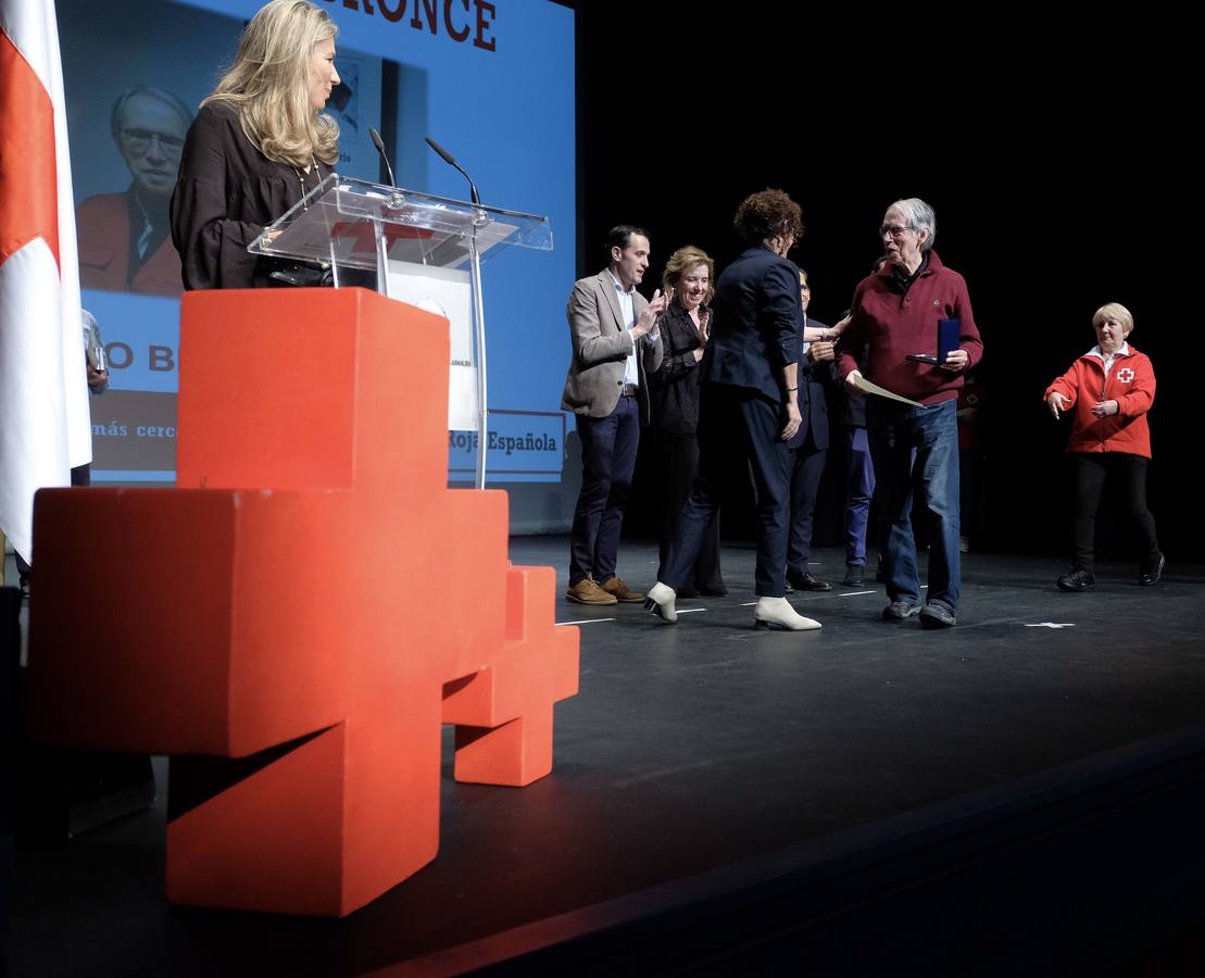 La ONG reconoce la labor de sus 3.100 voluntarios en la provincia de Valladolid | Cuarenta de ellos recibieron una distinción en una gala en el Teatro Zorrilla donde también se premió al Club de Rugby El Salvador