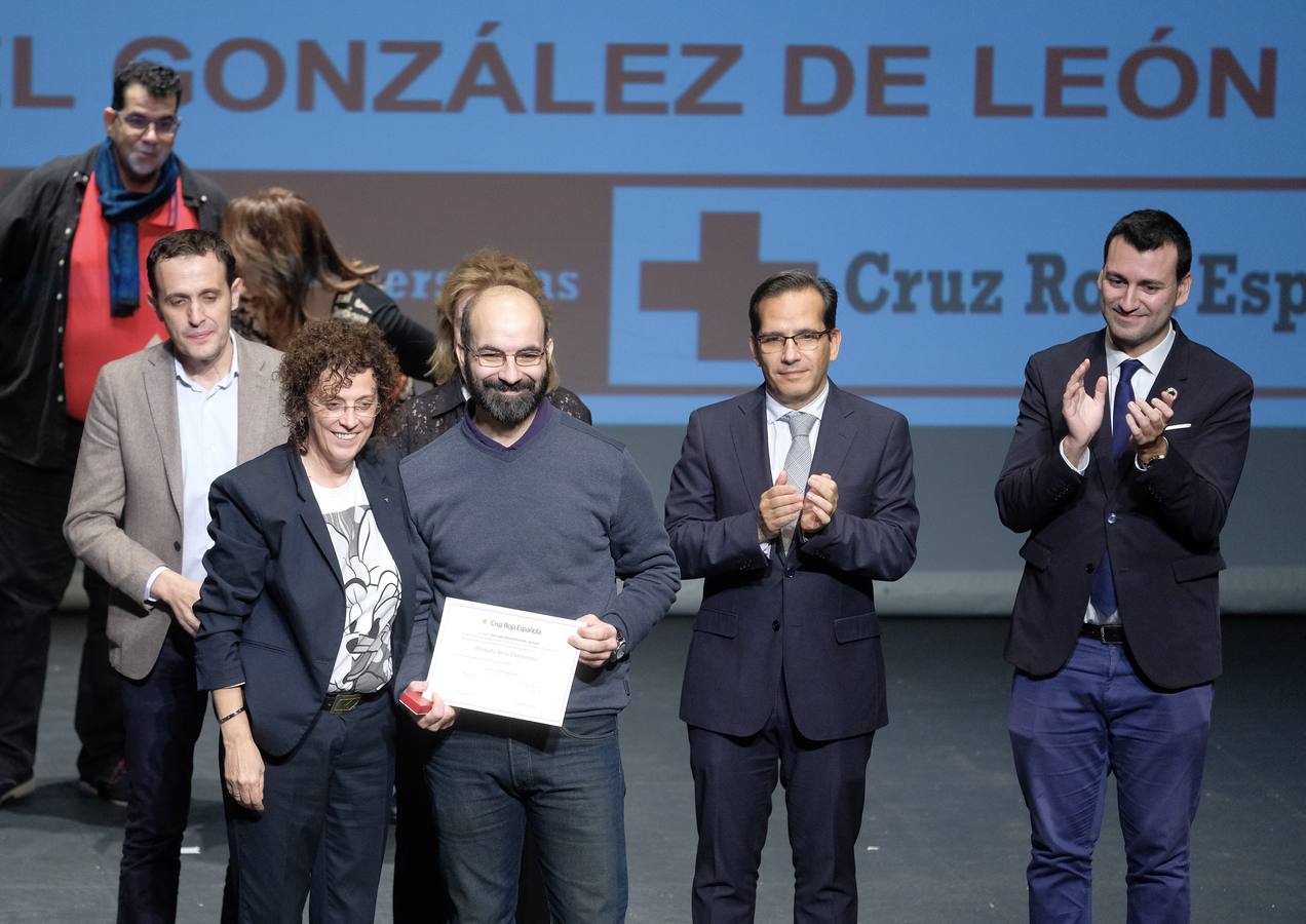 La ONG reconoce la labor de sus 3.100 voluntarios en la provincia de Valladolid | Cuarenta de ellos recibieron una distinción en una gala en el Teatro Zorrilla donde también se premió al Club de Rugby El Salvador