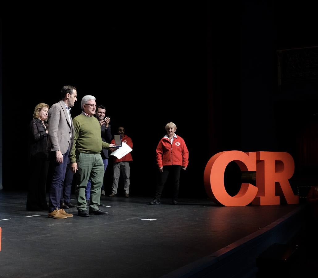 La ONG reconoce la labor de sus 3.100 voluntarios en la provincia de Valladolid | Cuarenta de ellos recibieron una distinción en una gala en el Teatro Zorrilla donde también se premió al Club de Rugby El Salvador