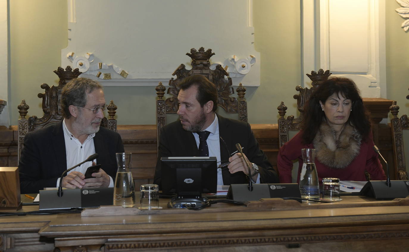 El Grupo Municipal Popular no ha logrado que el Pleno del Ayuntamiento de Valladolid acuerde reprobar al alcalde socialista de León, José Antonio Diez, por sus declaraciones sobre Óscar Puente y sobre la «ruptura» de la Comunidad, ni tampoco «criticar enérgicamente», en una última propuesta matizada 'in voce' durante el debate.