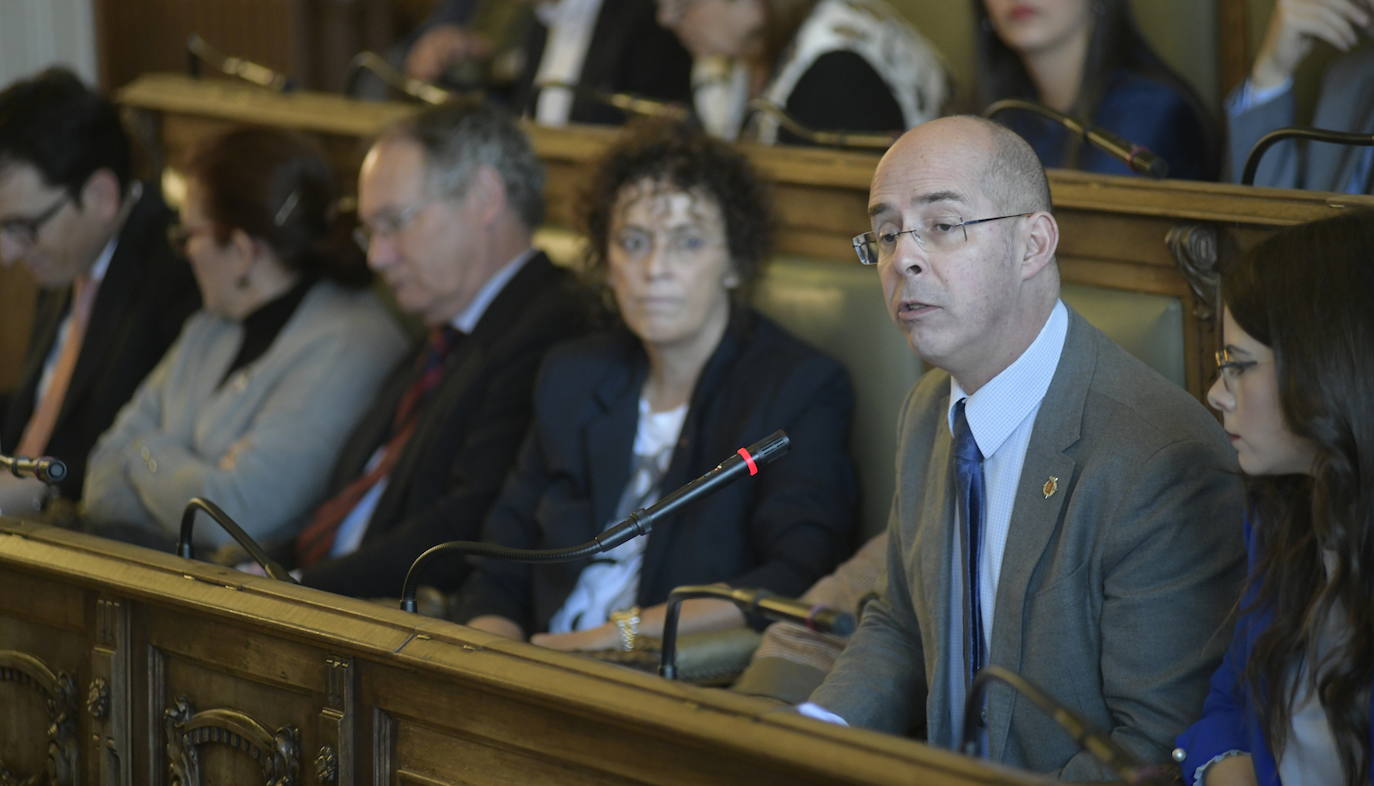 El Grupo Municipal Popular no ha logrado que el Pleno del Ayuntamiento de Valladolid acuerde reprobar al alcalde socialista de León, José Antonio Diez, por sus declaraciones sobre Óscar Puente y sobre la «ruptura» de la Comunidad, ni tampoco «criticar enérgicamente», en una última propuesta matizada 'in voce' durante el debate.