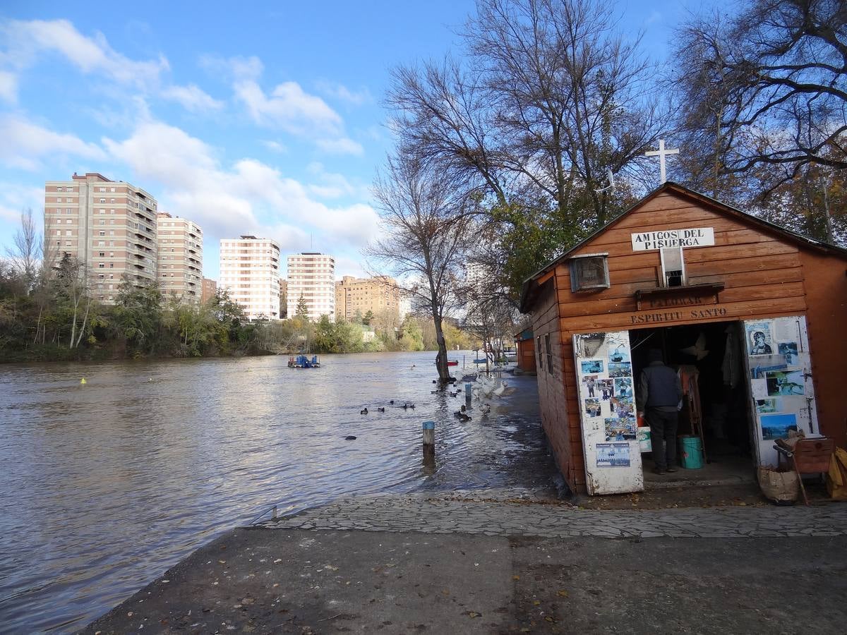 A última hora del lunes, el río llegó a arrastrar 272 metros cúbicos y anegó los paseos inferiores bajo el puente de Poniente
