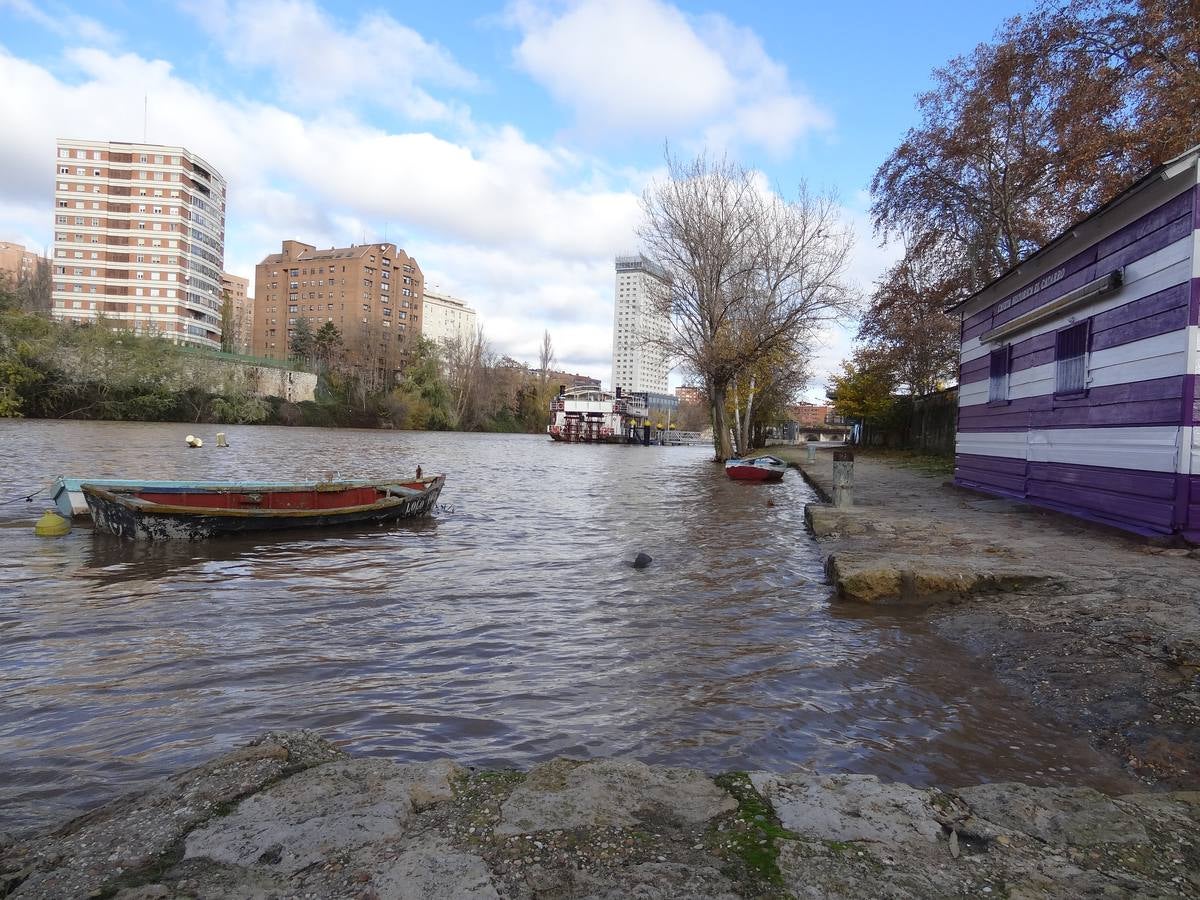 A última hora del lunes, el río llegó a arrastrar 272 metros cúbicos y anegó los paseos inferiores bajo el puente de Poniente